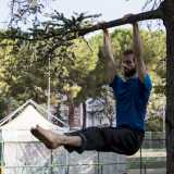 Poi si sposta su un albero, dove esibisce alcune mosse pi� suggestive. Con un salto si appende su un ramo effettuando poi una �side swing�, cio� una oscillazione in avanti e indietro fino a rimanere sospeso con il busto e le gambe a formare un angolo di 90 gradi